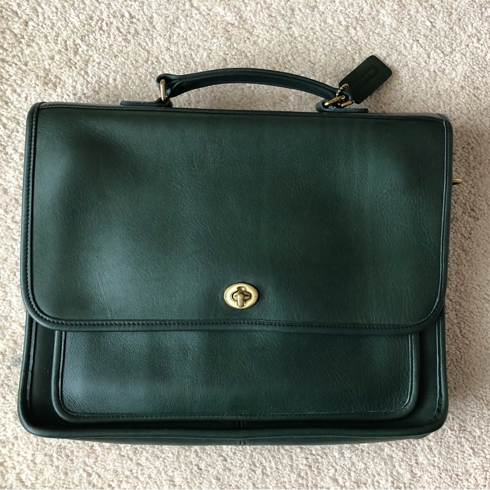 Vintage Coach Colebrook in bottle green.